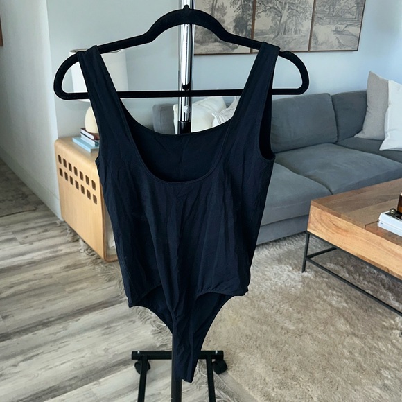 Vince Scoop Neck Bodysuit Black - Picture 5 of 6
